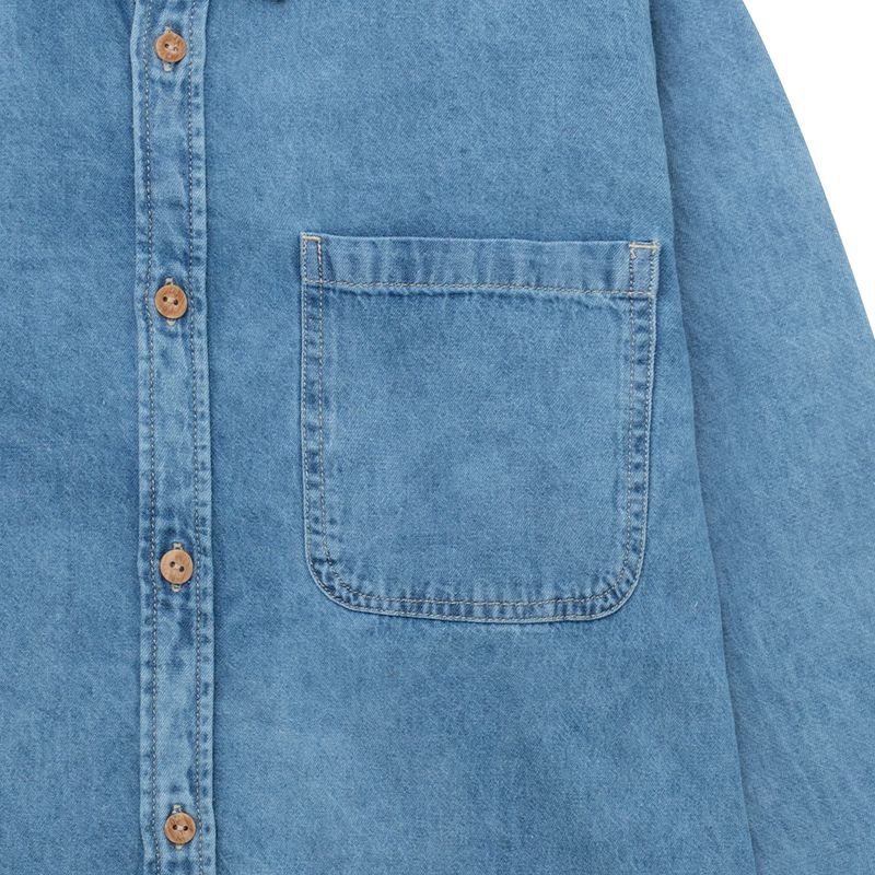 Camisa-manga-larga-para-niño-en-denim-con-bolsillos-en-frente-