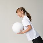 Camiseta-deportiva--para-niña-manga-corta-con-cortes-en-malla