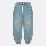 Denim-silueta-jogger-para-bebe-niño-con-rotos-
