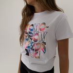 Camiseta-crop-top-para-niña-con-nudo-en-espalda-