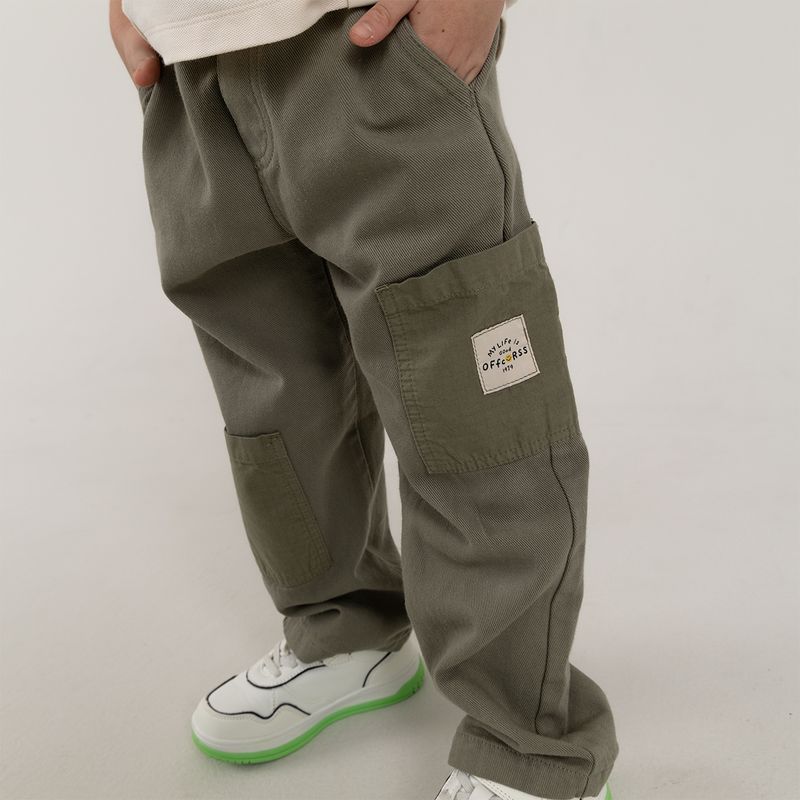 Pantalon-para-bebe-niño-con-bolsillos-asimetricos