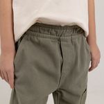 Pantalon-para-bebe-niño-con-bolsillos-asimetricos