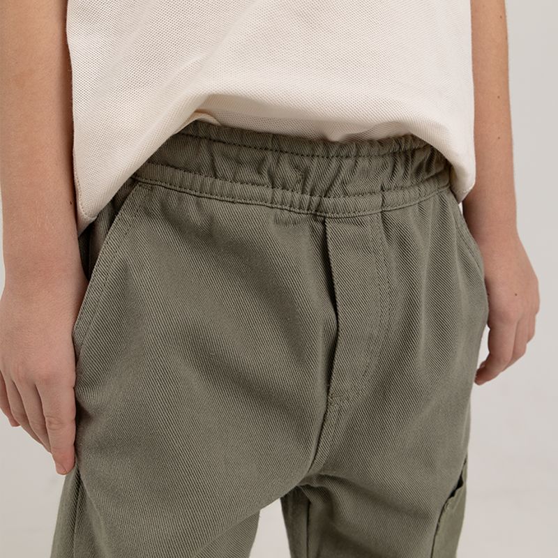 Pantalon-para-bebe-niño-con-bolsillos-asimetricos