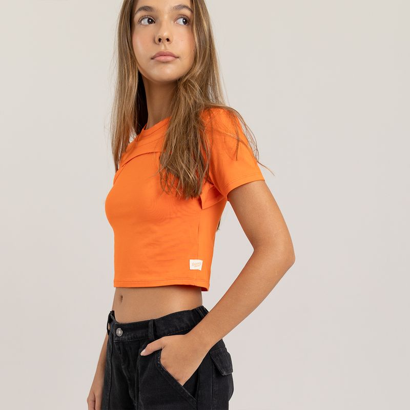 Camiseta-croptop-para-niña-con-detalle-sobrepuesto