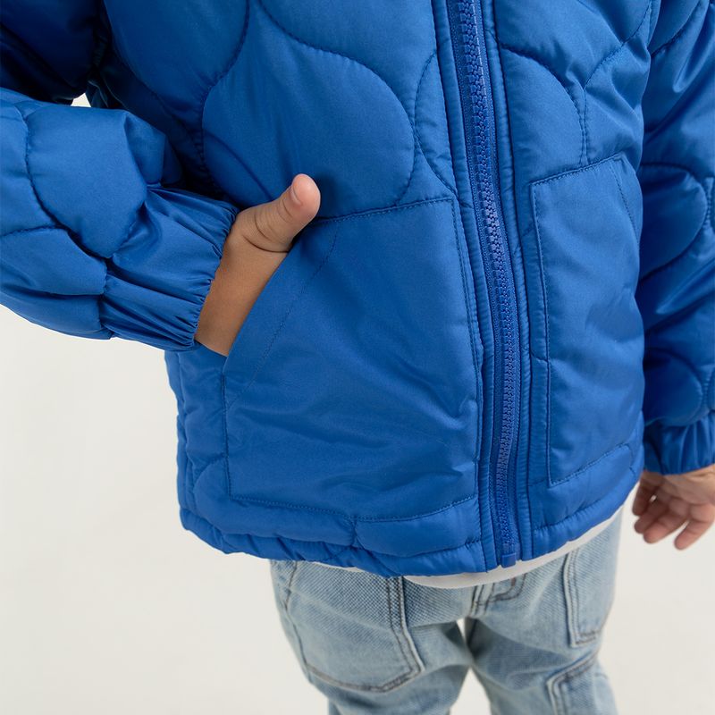 Chaqueta-para-bebe-niño-enguatada-con-capucha
