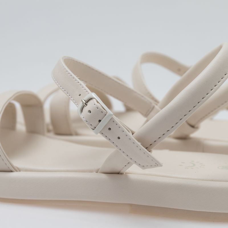 Sandalias-para-niña-con-correas