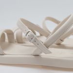 Sandalias-para-niña-con-correas