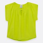 Camisa-para-niña-con-detalle-de-nido-de-abejas