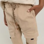 Pantalon-para-niño-con-bolsillos-cargo