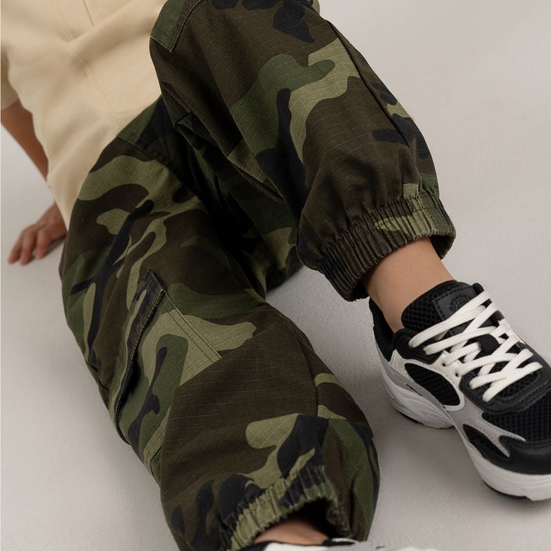 Pantalon-para-niño-camuflado-tipo-jogger-con-bolsillos-cargo