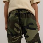 Pantalon-para-niño-camuflado-tipo-jogger-con-bolsillos-cargo