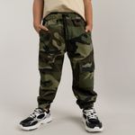 Pantalon-para-niño-camuflado-tipo-jogger-con-bolsillos-cargo