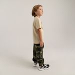 Pantalon-para-niño-camuflado-tipo-jogger-con-bolsillos-cargo