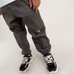 Pantalon-para-niño-tipo-jogger-con-bolsillo