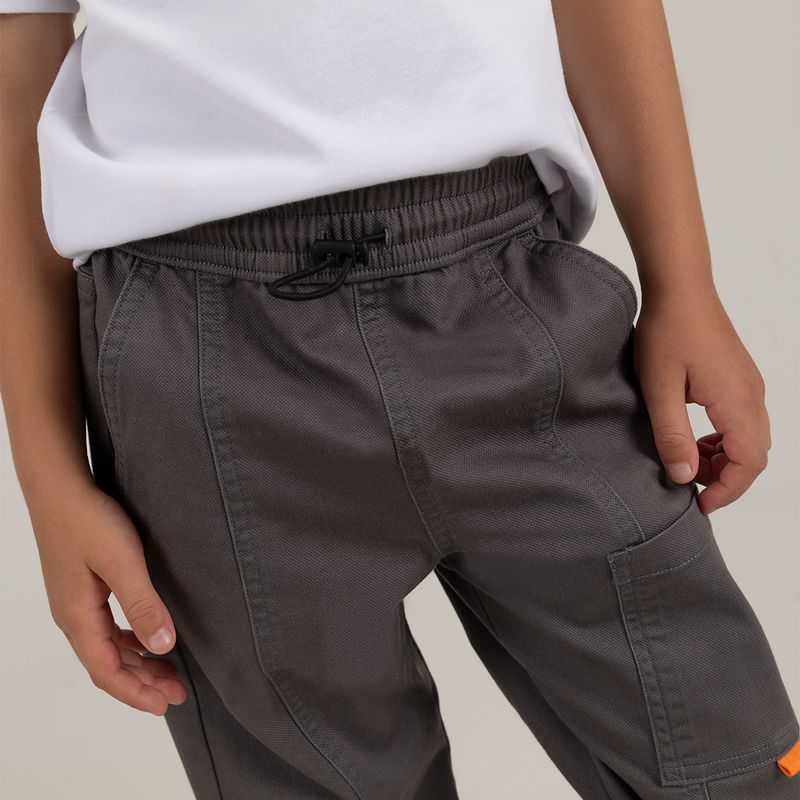 Pantalon-para-niño-tipo-jogger-con-bolsillo