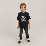 Camiseta-oversize-para-niño-con-estampado-en-relieve