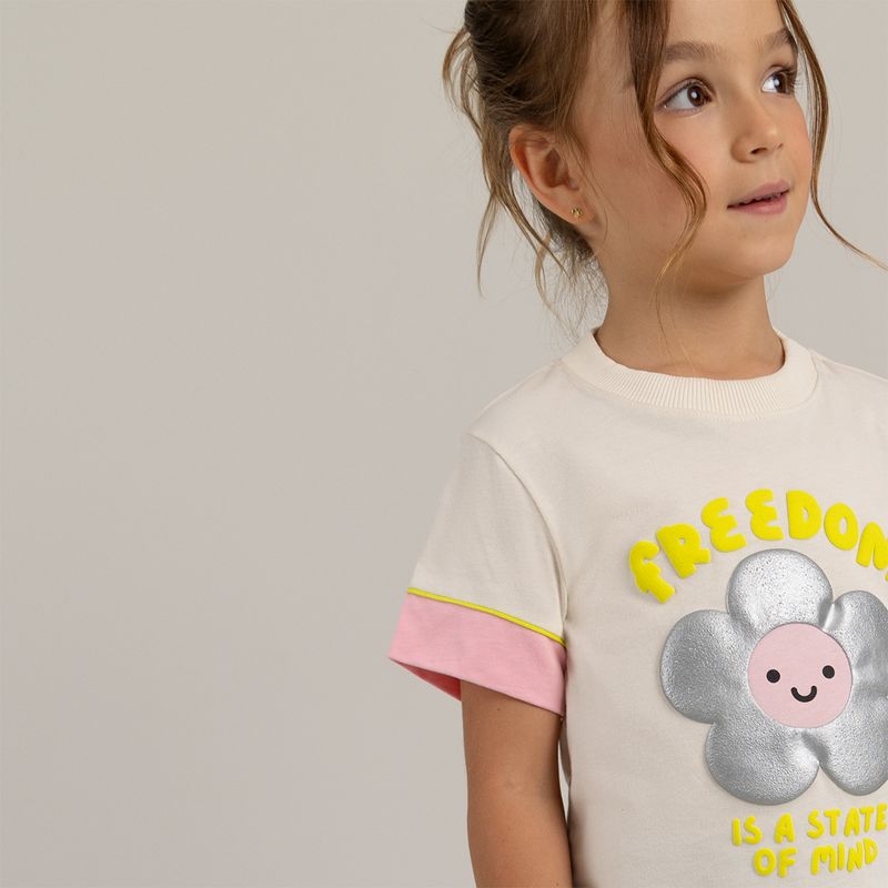 Camiseta-para-niña-manga-corta-con-grafico-en-el-frente