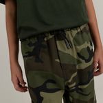 Pantalon-camuflado-para-niño-tipo-jogger