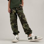 Pantalon-camuflado-para-niño-tipo-jogger