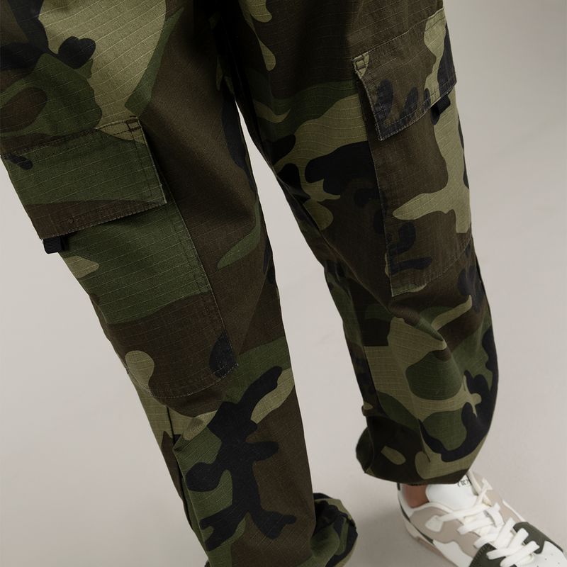 Pantalon-camuflado-para-niño-tipo-jogger