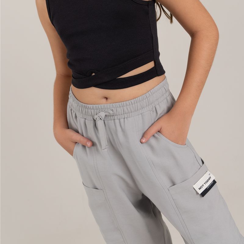 Pantalon-parachute-para-niña-con-bolsillos-de-parche