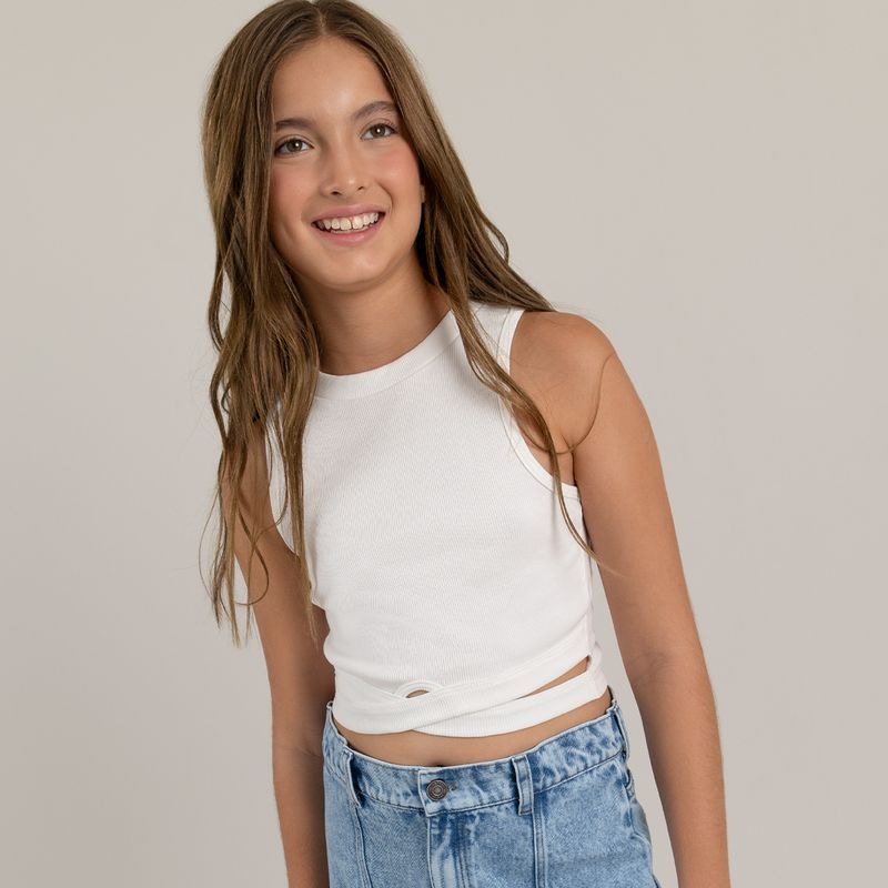 Camiseta-crop-top-para-niña-con-detalle-cruzado-en-el-frente