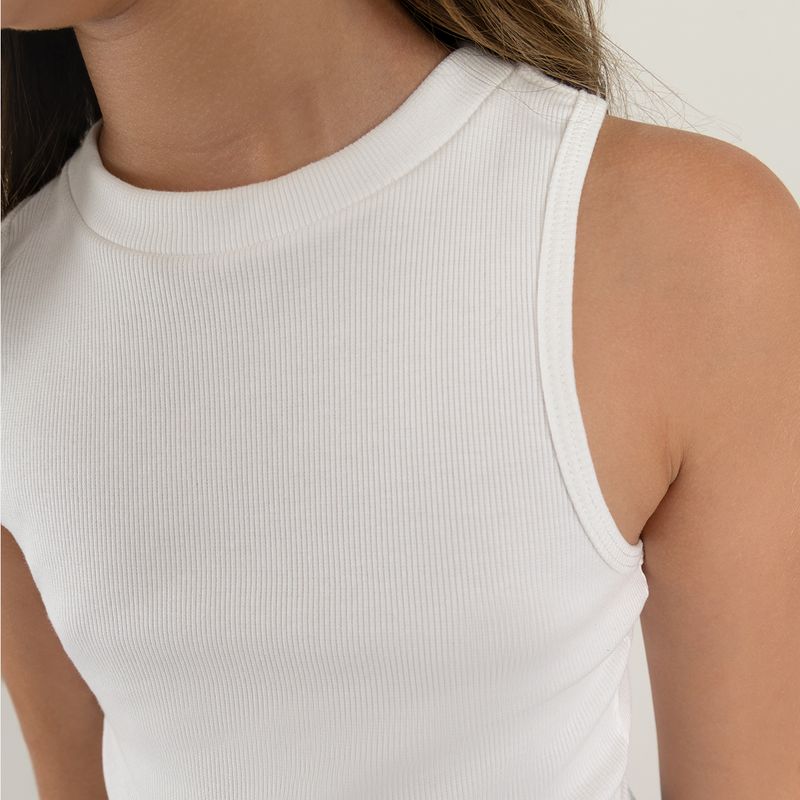 Camiseta-crop-top-para-niña-con-detalle-cruzado-en-el-frente