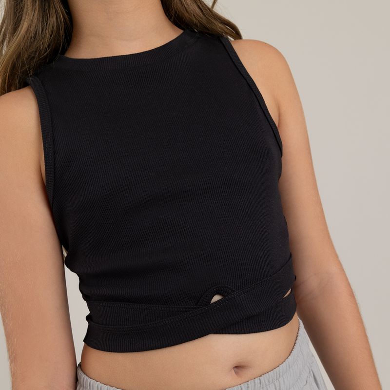 Camiseta-crop-top-para-niña-con-detalle-cruzado-en-el-frente