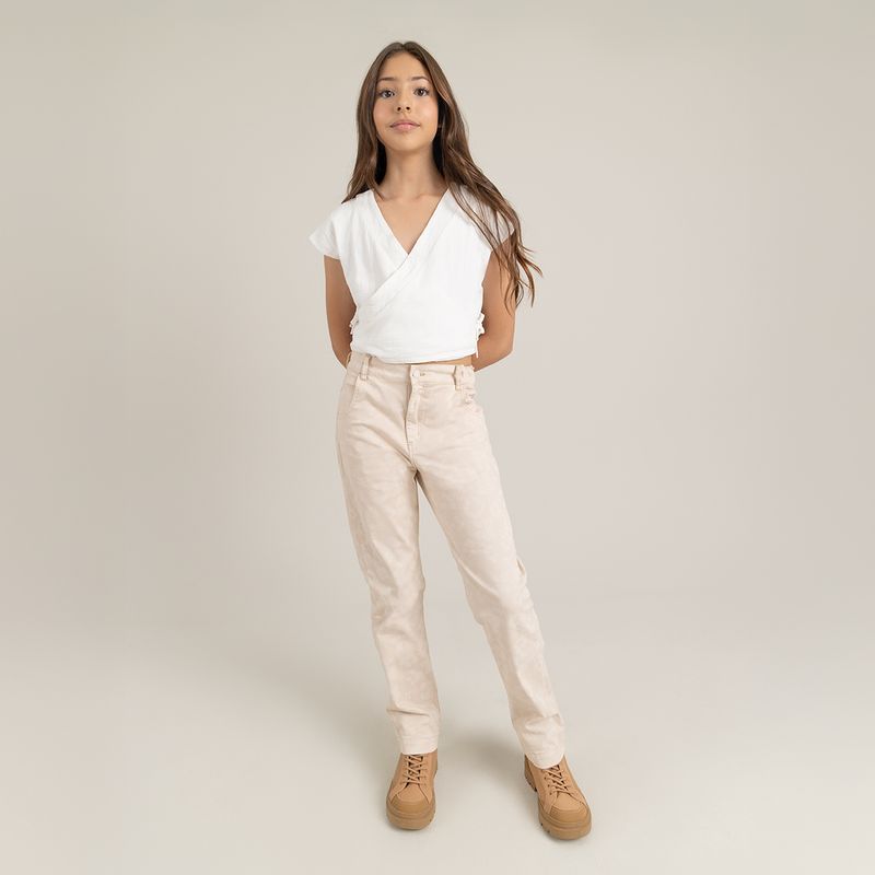 Pantalon-para-niña-con-cortes-y-bolsillos