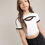 Camiseta-croptop-para-niña-con-detalles-en-contraste