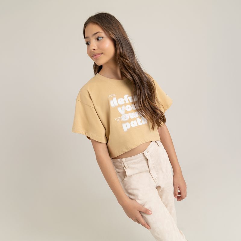 Camiseta-croptop-para-niña-con-detalle-bordado