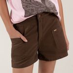 Short-para-nina-con-bolsillos-de-parche-Cafe