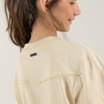 Camiseta-para-nina-manga-corta-con-corte-en-la-espalda-Beige