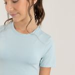 Camiseta-croptop-para-nina-con-abertura-en-la-espalda-Verde