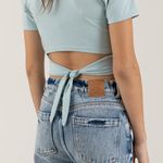 Camiseta-croptop-para-nina-con-abertura-en-la-espalda-Verde