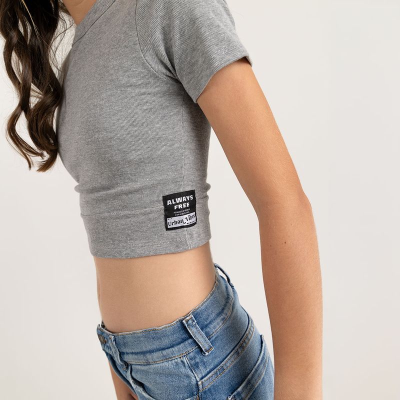 Camiseta-para-niña-silueta-crop-top