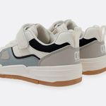 Tenis-casuales-para-nino-con-correa-de-velcro-y-cordones-elasticos