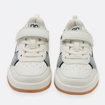 Tenis-casuales-para-nino-con-correa-de-velcro-y-cordones-elasticos