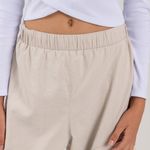 Conjunto-para-nina-de-camiseta-crop-y-pantalon-silueta-parachute