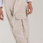 Conjunto-para-nina-de-camiseta-crop-y-pantalon-silueta-parachute