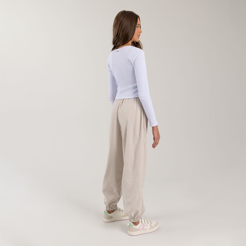 Conjunto-para-nina-de-camiseta-crop-y-pantalon-silueta-parachute