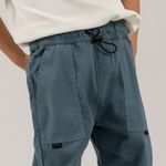 Pantalon-para-nino-tipo-jogger-con-pretina-ajustable