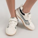Tenis-casuales-para-nino-con-correa-de-velcro-y-cordones-elasticos