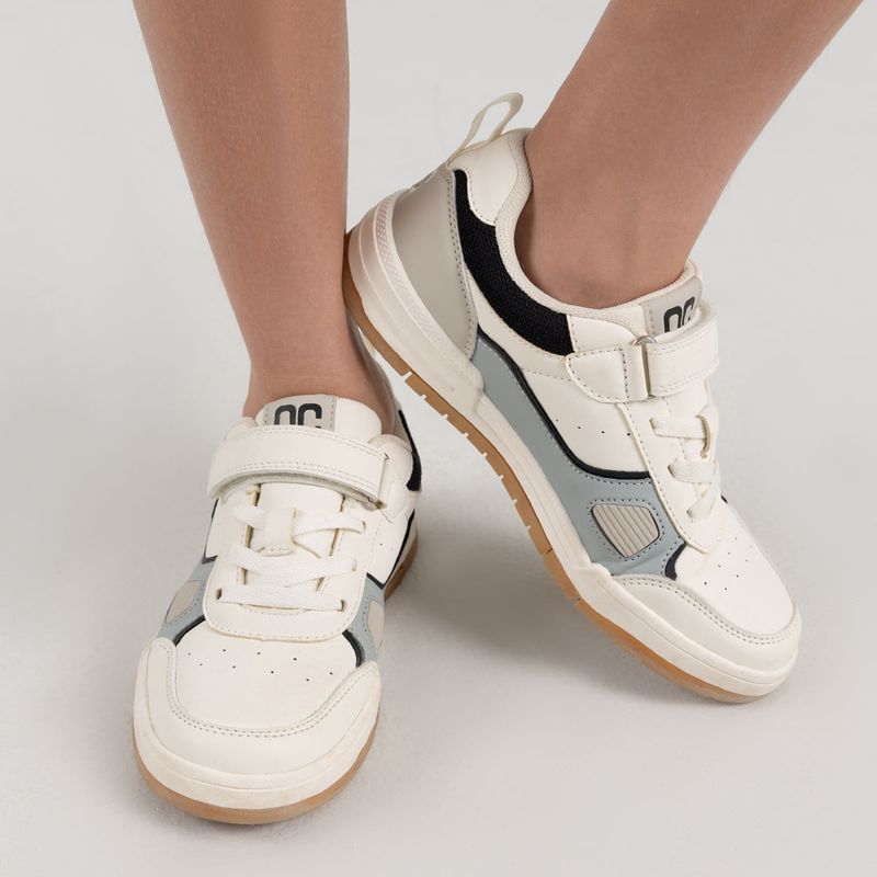 Tenis-casuales-para-nino-con-correa-de-velcro-y-cordones-elasticos